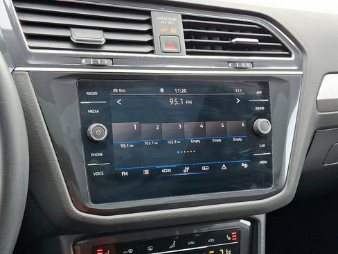 Used 2022 Volkswagen Tiguan SE w/ Panoramic Sunroof Package image 25