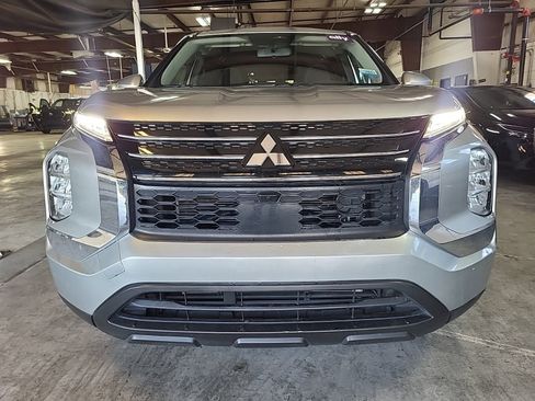 Used 2022 Mitsubishi Outlander ES image 2