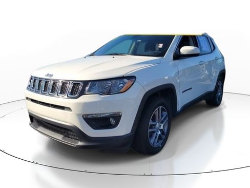 Used 2020 Jeep Compass Latitude FWD image 3