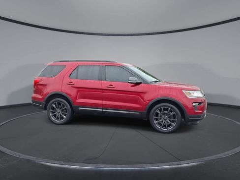 Used 2018 Ford Explorer XLT w/ Equipment Group 202A image 9