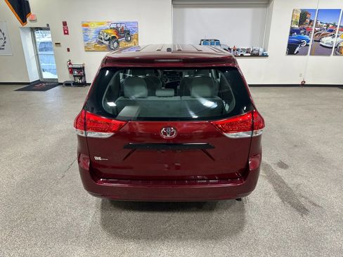 Used 2012 Toyota Sienna FWD image 13