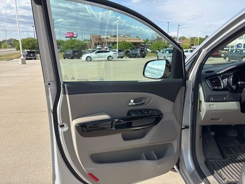 Used 2018 Kia Sedona EX FWD image 9