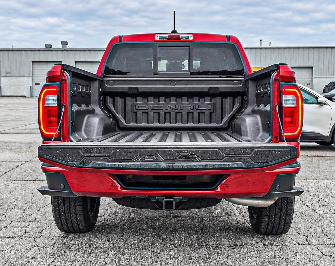 Used 2024 GMC Canyon Denali AWD/4WD image 7