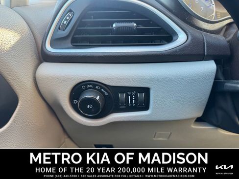 Used 2017 Chrysler Pacifica Touring-L image 20