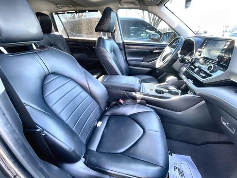 Used 2022 Toyota Highlander XLE image 28