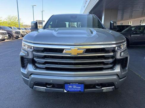 Used 2025 Chevrolet Silverado 1500 High Country w/ Technology Package AWD/4WD image 2