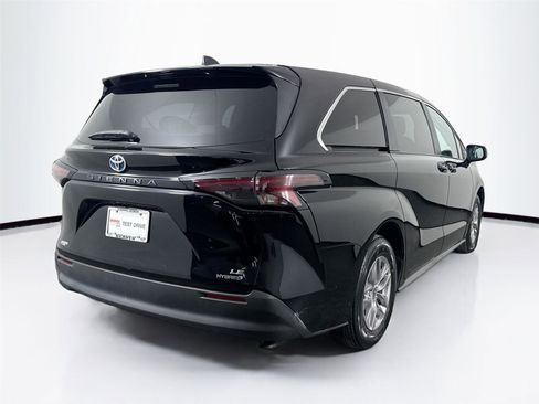 Used 2024 Toyota Sienna LE image 10