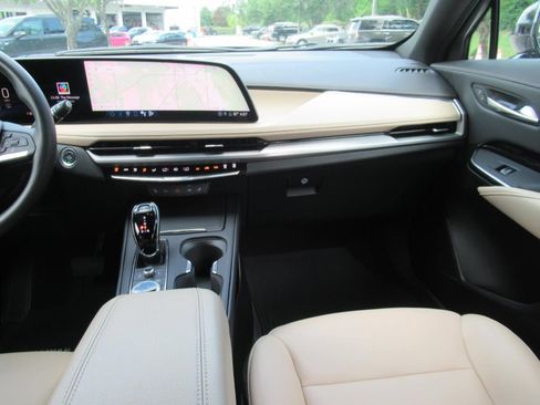 Certified 2024 Cadillac XT4 Luxury w/ Cold Weather Package FWD image 15