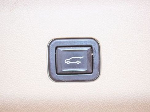 Used 2023 Cadillac Escalade ESV Premium Luxury Platinum w/ LPO, Radiant Package image 17