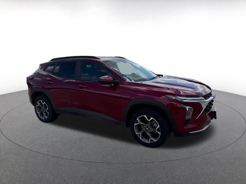 Used 2025 Chevrolet Trax LT FWD image 2