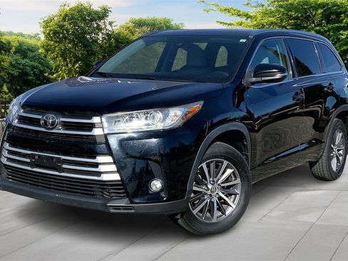 Used 2017 Toyota Highlander XLE image 1