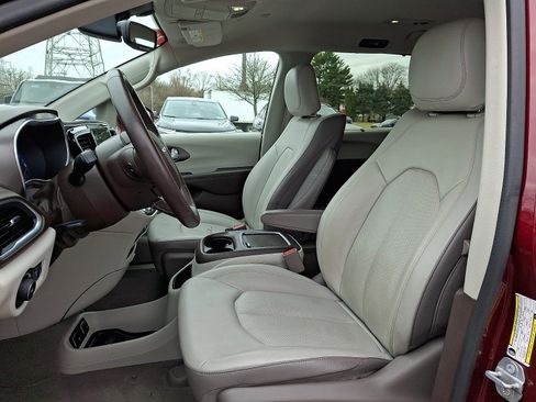 Used 2018 Chrysler Pacifica Touring-L Plus image 14