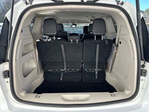 Used 2024 Chrysler Pacifica Touring-L image 13