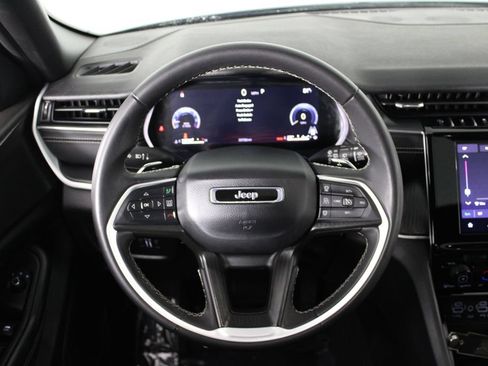 Used 2025 Jeep Grand Cherokee Laredo X RWD image 9