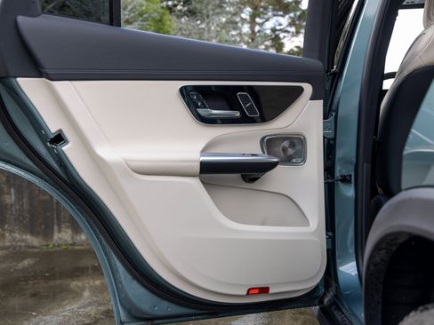 Used 2025 Mercedes-Benz GLC 350e 4MATIC image 39