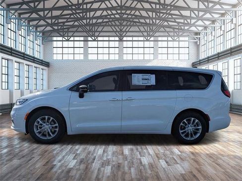 New 2026 Chrysler Pacifica Select image 7