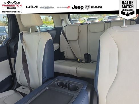Certified 2025 Kia Carnival EX FWD image 11