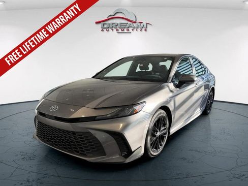 Used 2025 Toyota Camry SE FWD image 4