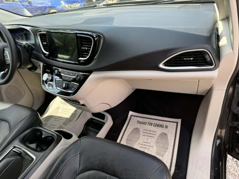 Used 2022 Chrysler Pacifica Touring-L FWD image 22