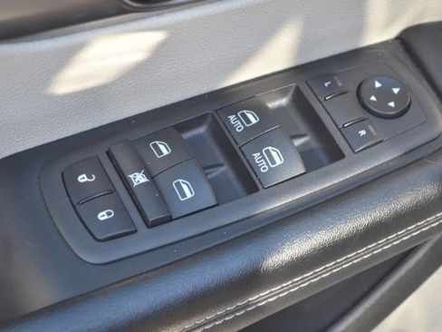 Used 2022 Chrysler Pacifica Touring-L FWD image 16