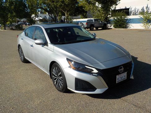 Used 2023 Nissan Altima 2.5 SV w/ SV Premium Package image 5