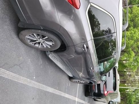 Used 2019 Toyota Highlander XLE image 8