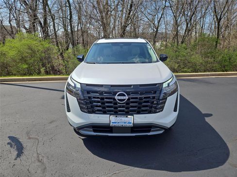 New 2026 Nissan Pathfinder SL w/ SL Premium Package AWD/4WD image 7
