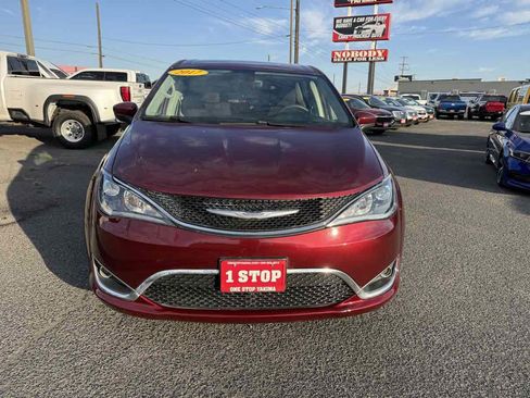 Used 2017 Chrysler Pacifica Touring Plus w/ Tire & Wheel Group FWD image 2