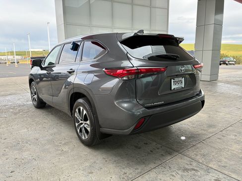 Used 2023 Toyota Highlander XLE AWD/4WD image 5