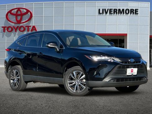 Used 2022 Toyota Venza LE image 2