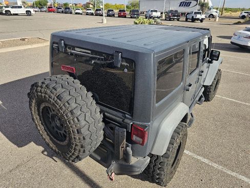 Used 2016 Jeep Wrangler Unlimited Rubicon w/ Connectivity Group AWD/4WD image 20
