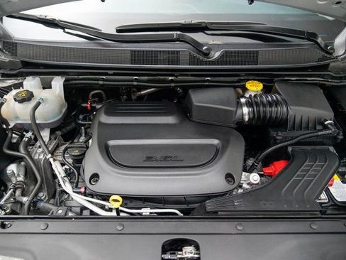 Used 2024 Chrysler Pacifica Touring-L image 25