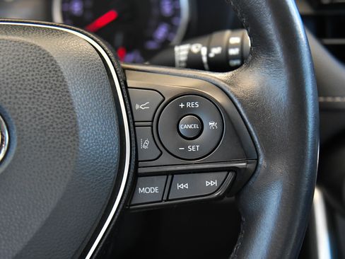 Used 2020 Toyota RAV4 XLE Premium FWD image 29