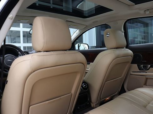 Used 2014 Jaguar XJ image 30