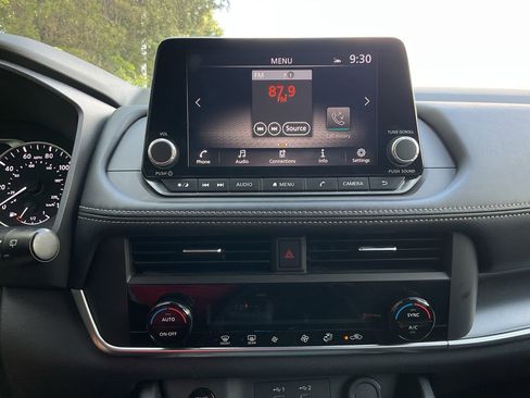 Used 2025 Nissan Rogue SV FWD image 27