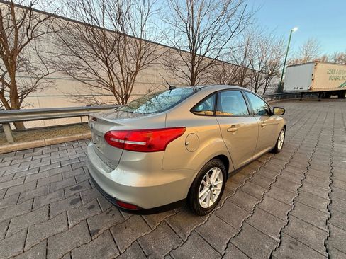 Used 2015 Ford Focus SE image 4