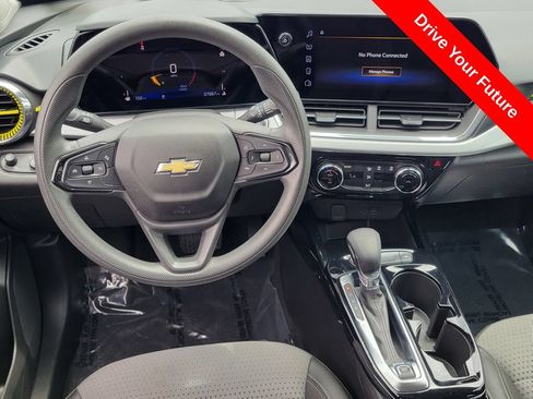 Used 2025 Chevrolet Trax LT FWD image 6