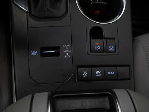 Used 2020 Toyota Highlander LE image 24