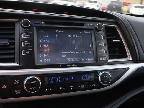 Used 2017 Toyota Highlander SE AWD/4WD image 35