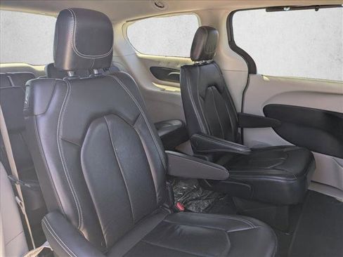 Used 2022 Chrysler Pacifica Touring-L FWD image 17