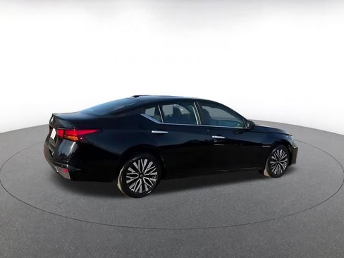 Used 2025 Nissan Altima 2.5 SV FWD image 12