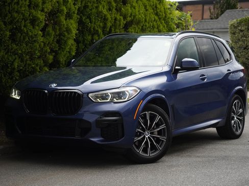 Used 2022 BMW X5 xDrive40i w/ M Sport Package AWD/4WD image 2