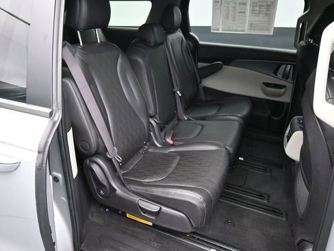 Certified 2023 Kia Carnival LX image 25