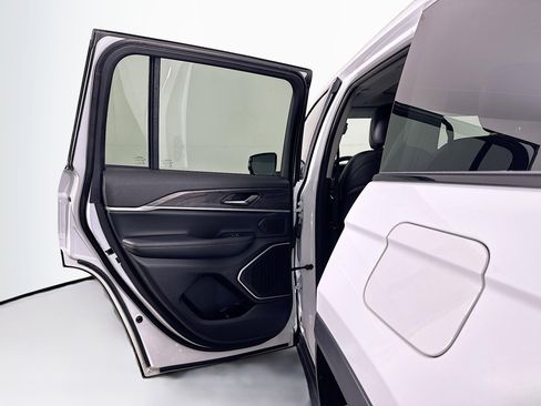 Used 2023 Jeep Grand Cherokee 4WD 4xe image 27