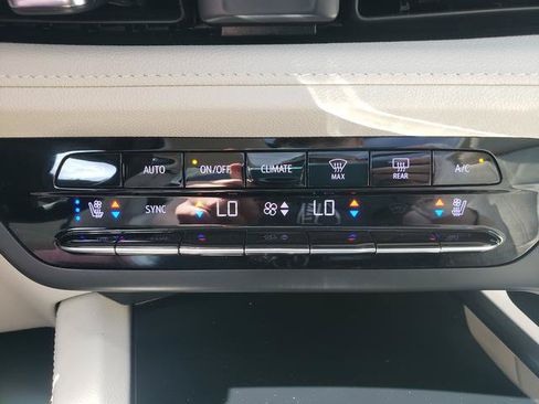 Used 2022 Buick Envision Avenir w/ Technology Package II AWD/4WD image 23
