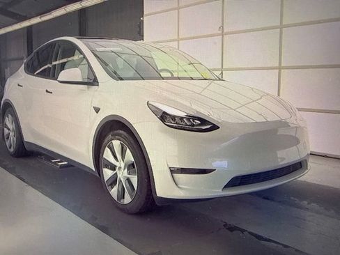 Used 2021 Tesla Model Y Long Range AWD/4WD image 1