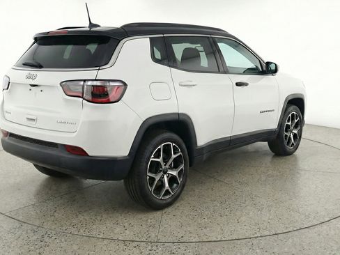 Used 2025 Jeep Compass Limited image 9