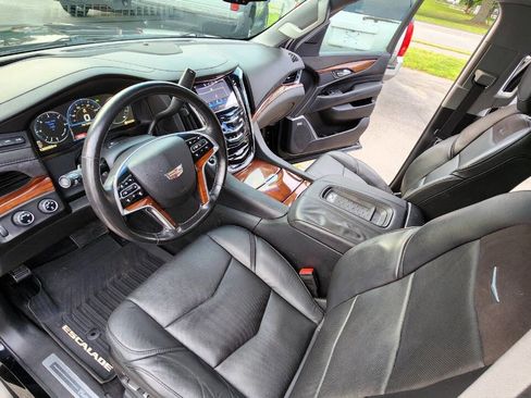 Used 2015 Cadillac Escalade ESV Luxury image 28