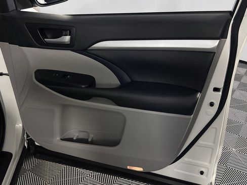 Used 2019 Toyota Highlander XLE image 31