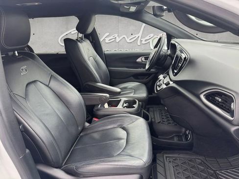 Used 2020 Chrysler Pacifica Touring-L Plus image 24
